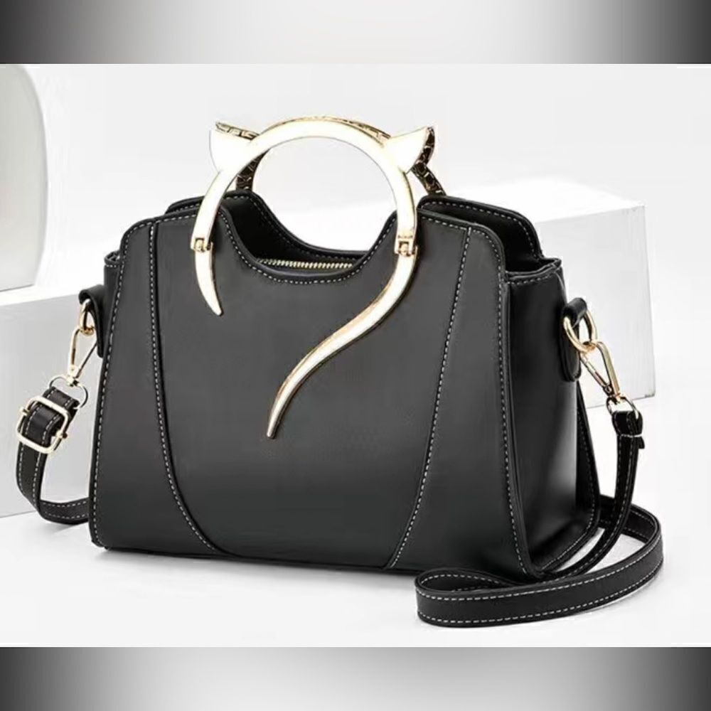 Super cute cat shape Handel pocketbook, can remove strap, a lot of room.